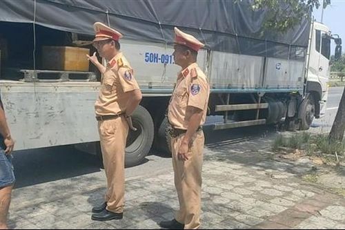 CSGT chặn bắt xe tải vận chuyển hàng không rõ nguồn gốc xuất xứ