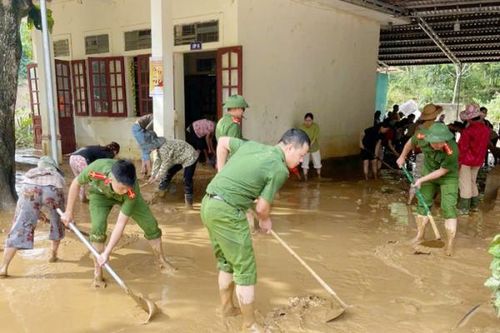Huy động nhân lực giúp dân khắc phục hậu quả mưa lũ tại Nghệ An