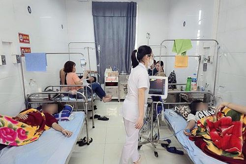Điều tra vụ 13 học sinh nhập viện sau khi uống nước ngọt ở cổng trường