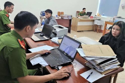 Hai chị em rủ nhau đi cướp tiệm vàng