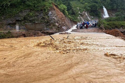Mưa lớn gây sạt lở, ngập úng nhiều nhà dân ở huyện Bát Xát