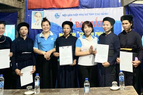 Ra mắt mô hình 'Chi hội phụ nữ thực hiện an toàn giao thông' Quảng Hòa