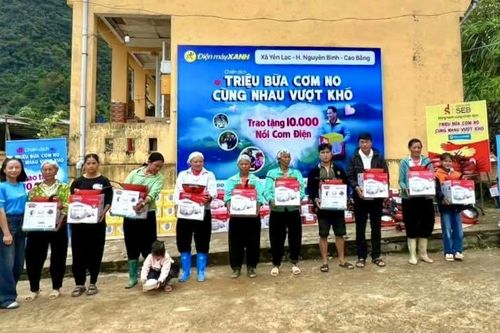 Tặng 450 suất quà cho người dân bị ảnh hưởng thiên tai tại xã Yên Lạc (Nguyên Bình)