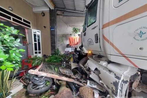 Xe container lao vào tông sập dãy ki-ốt ven đường sau va chạm với xe tải