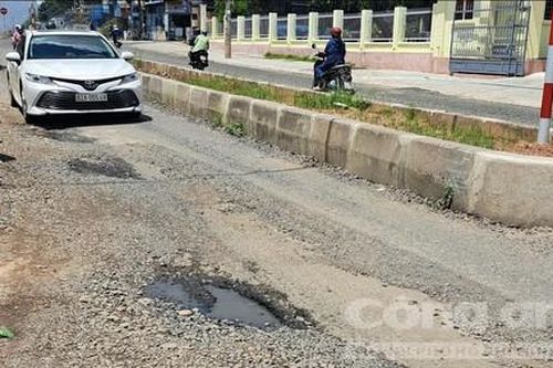 Kon Tum: Khốn khổ vì đường phố, vỉa hè thi công ì ạch