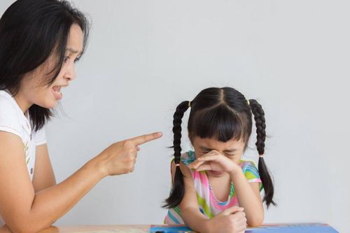 Dạy con đánh vần, tập viết, nhiều vợ chồng cãi nhau ỏm tỏi