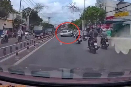 Cần Thơ: Ô tô cố tình ép ngã xe máy rồi bỏ chạy