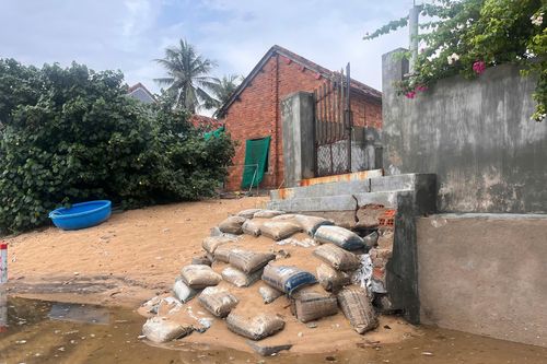 Người dân ven biển Phú Yên thấp thỏm lo sóng 'ngoạm' nhà mùa mưa bão