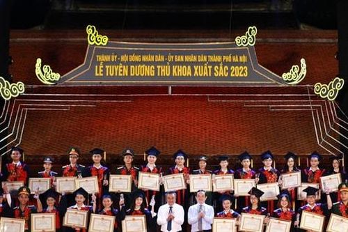Hà Nội: Tuyên dương 100 thủ khoa tốt nghiệp xuất sắc năm 2024