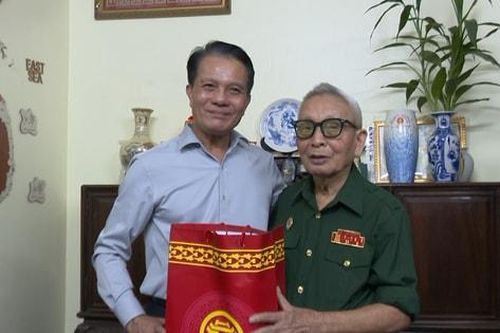 Chủ nhiệm Ủy ban Kiểm tra Thành ủy thăm, tặng quà cựu chiến binh tham gia giải phóng Thủ đô