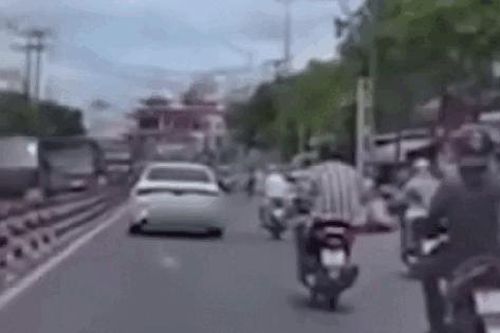 Mâu thuẫn khi tham gia giao thông, xe ô tô ép ngã xe máy, gây tai nạn liên hoàn