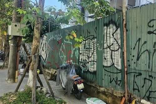 Nhếch nhác nạn viết vẽ bậy tại nơi công cộng ở Huế
