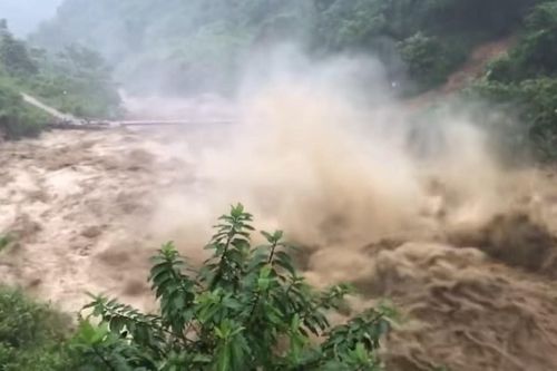Nước các sông tiếp tục dâng cao báo động, ba tỉnh miền Bắc có nguy cơ lũ lụt và lũ quét