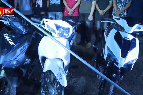 Mẫu thuẫn trên mạng xã hội, 20 thanh, thiếu niên mang hung khí đi 'diễu phố'