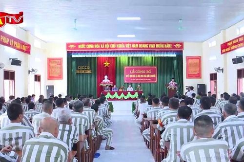 Trại giam Xuân Hà công bố quyết định đặc xá cho 34 phạm nhân