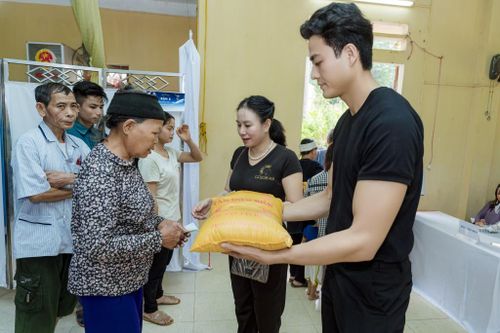 Á quân 'Mister Vietnam' Nguyễn Phúc Lộc chia sẻ cùng bà con bị bão lũ tại Yên Bái