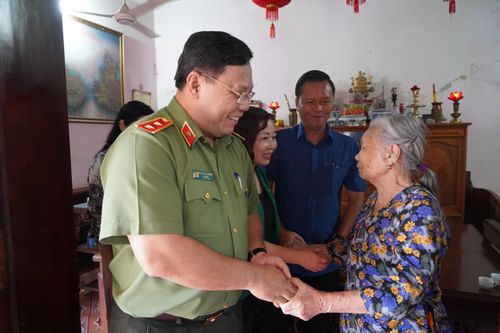 Trung tướng Nguyễn Hải Trung thăm, tặng quà thương binh, cựu chiến binh tham gia giải phóng Thủ đô