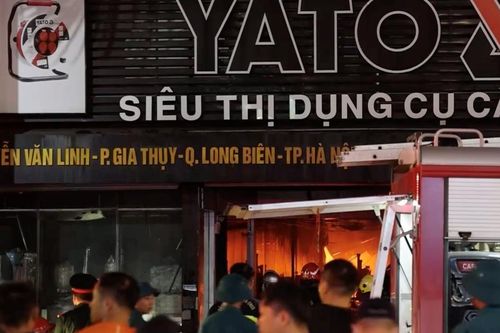 Cháy tại cửa hàng bán máy rửa xe ở Hà Nội