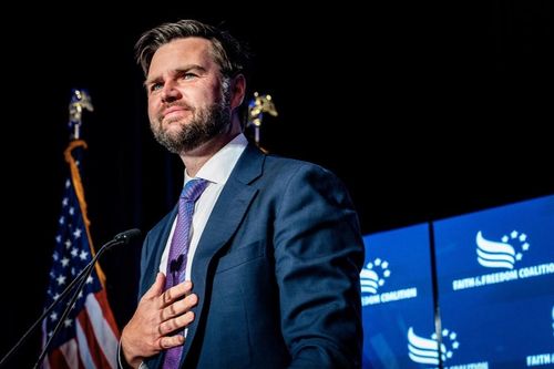 'Phó tướng' né tránh câu hỏi về thất bại của ông Trump