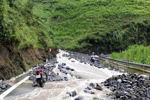 Du khách 'mắc kẹt' vì sạt lở trên đèo Mã Pì Lèng