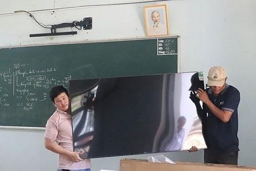 Trường ở Bình Định phải tháo tivi trả phụ huynh vì vận động sai