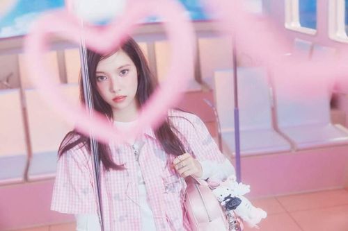 Ảnh mới của Rosé BlackPink, Illit khiến khán giả Kpop mê mẩn