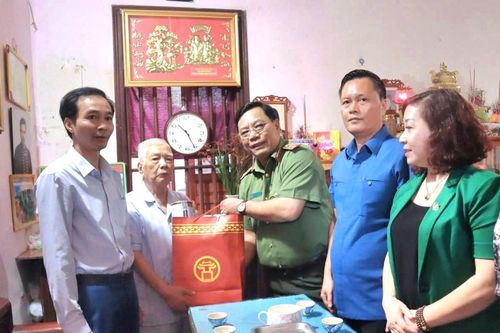 Giám đốc Công an TP Hà Nội tặng quà gia đình thương binh tại Đan Phượng