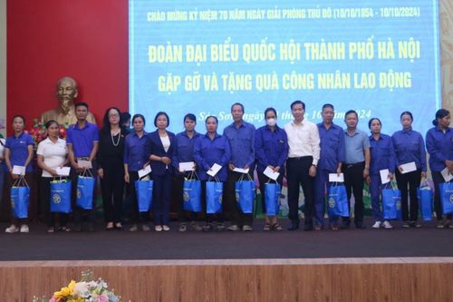 Đoàn ĐB Quốc hội TP Hà Nội trao quà tới người dân bị ảnh hưởng bão, lũ