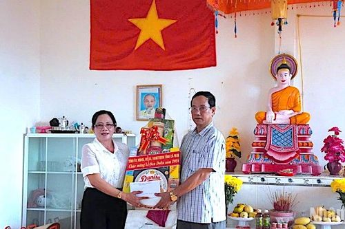 Lãnh đạo Cà Mau thăm, tặng quà dịp lễ Sene Dolta