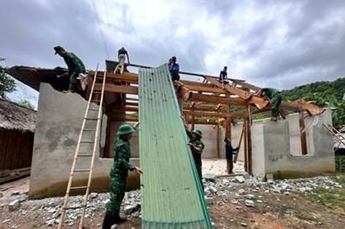 Bộ đội Biên phòng tỉnh Nghệ An di dời các hộ dân bị sạt lở đất đến nơi an toàn