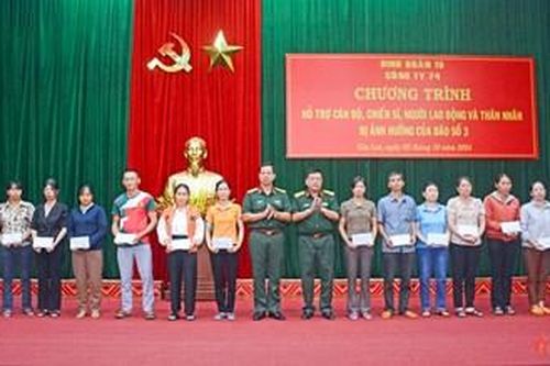 Binh đoàn 15 trao tiền hỗ trợ cán bộ, chiến sĩ, người lao động bị ảnh hưởng do cơn bão số 3