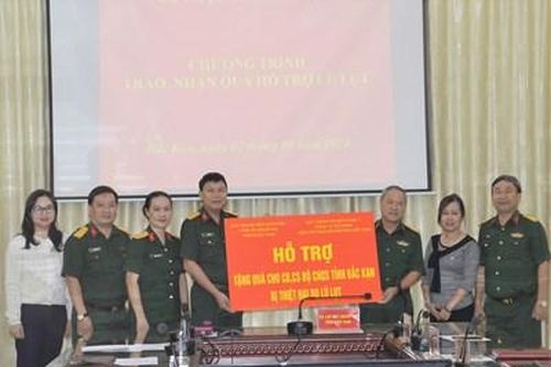 Ban Thanh niên Quân đội tặng quà người dân bị thiệt hại do lũ lụt