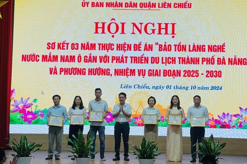 Tuyên dương các tập thể, cá nhân có thành tích xuất sắc trong đề án Bảo tồn làng nghề nước mắm Nam Ô