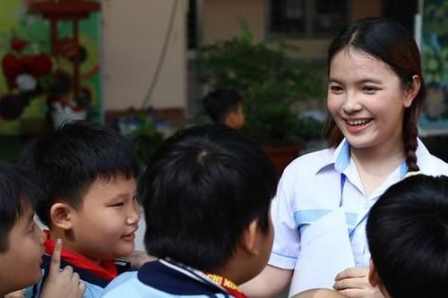 Niềm vui mang con chữ đến nhiều em nhỏ có hoàn cảnh khó khăn của nữ sinh Sư phạm