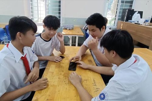 Học sinh sử dụng điện thoại di động trong trường học: Quản lý linh hoạt, hiệu quả