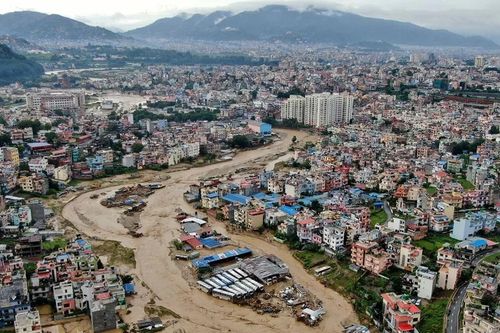 Nepal đóng cửa trường học do mưa lớn