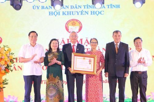 Hội Khuyến học Hà Tĩnh đón nhận Huân chương Lao động hạng Nhất