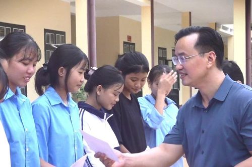Trường THPT Cẩm Bình mang tình cảm thầy trò đến với Nhân dân vùng lũ các tỉnh phía Bắc