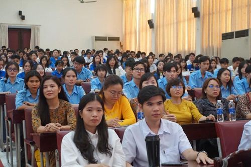 'Giáo dục đổi mới khi người thầy đổi mới'