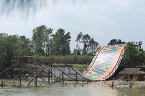 Vẻ hoang tàn của điểm chụp hình bên sông Hồng sau cơn bão số 3