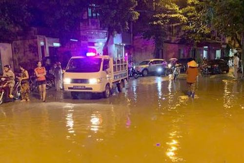 Lũ trên sông Hồng lên nhanh, nhiều nơi ở Yên Bái ngập trong đêm