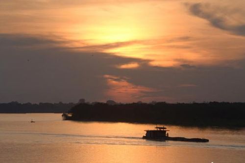 Vẻ lãng mạn, thơ mộng của hoàng hôn tuyệt đẹp trên sông Hồng