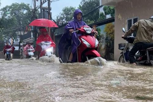 Mắc bệnh truyền nhiễm sau mưa lũ, loạt bệnh nhân suy gan, suy thận nặng