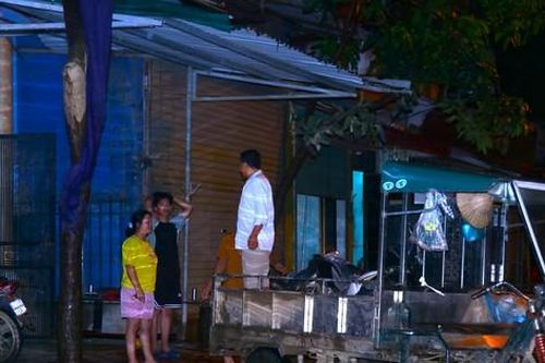 Nước sông Hồng dâng cao, người dân Yên Bái thức trắng đêm dọn đồ chạy lụt