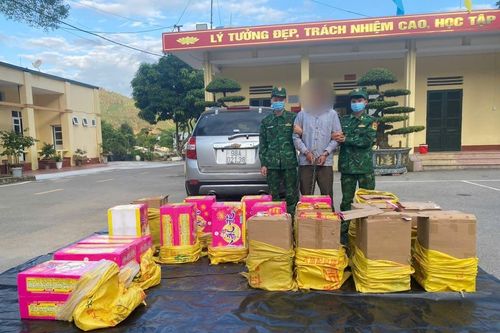 Bắt đối tượng vận chuyển lượng lớn pháo nổ