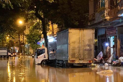 Lũ trên sông Hồng lên nhanh, nhiều điểm ở thành phố Yên Bái ngập trong đêm