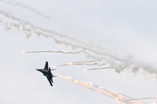 Cận cảnh tiêm kích 'hổ mang chúa' SU-30MK2 thả bom, trực thăng phóng rocket