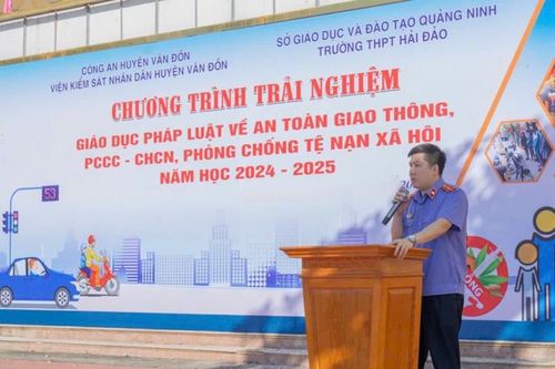 VKSND huyện Vân Đồn tuyên truyền pháp luật về an toàn giao thông