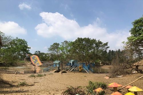 Cận cảnh tan hoang những điểm check-in dọc sông Hồng
