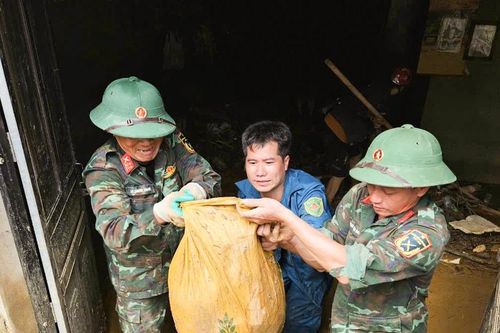 Tình quân dân nơi cơn lũ quét đi qua